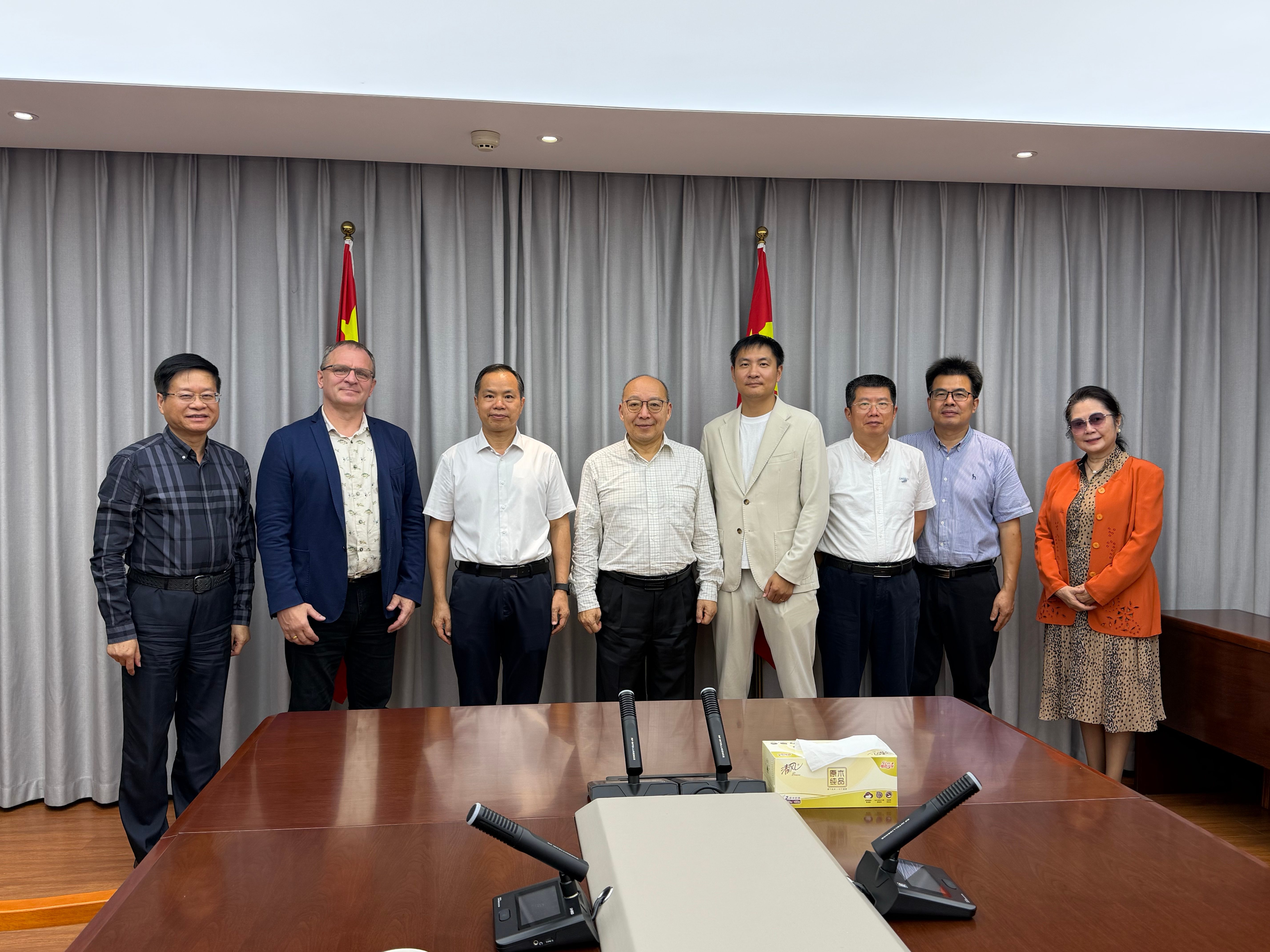 江苏省科协党组书记赵建国会晤德国TissUse创始人马克斯博士_20260921162504_3275_20(1)